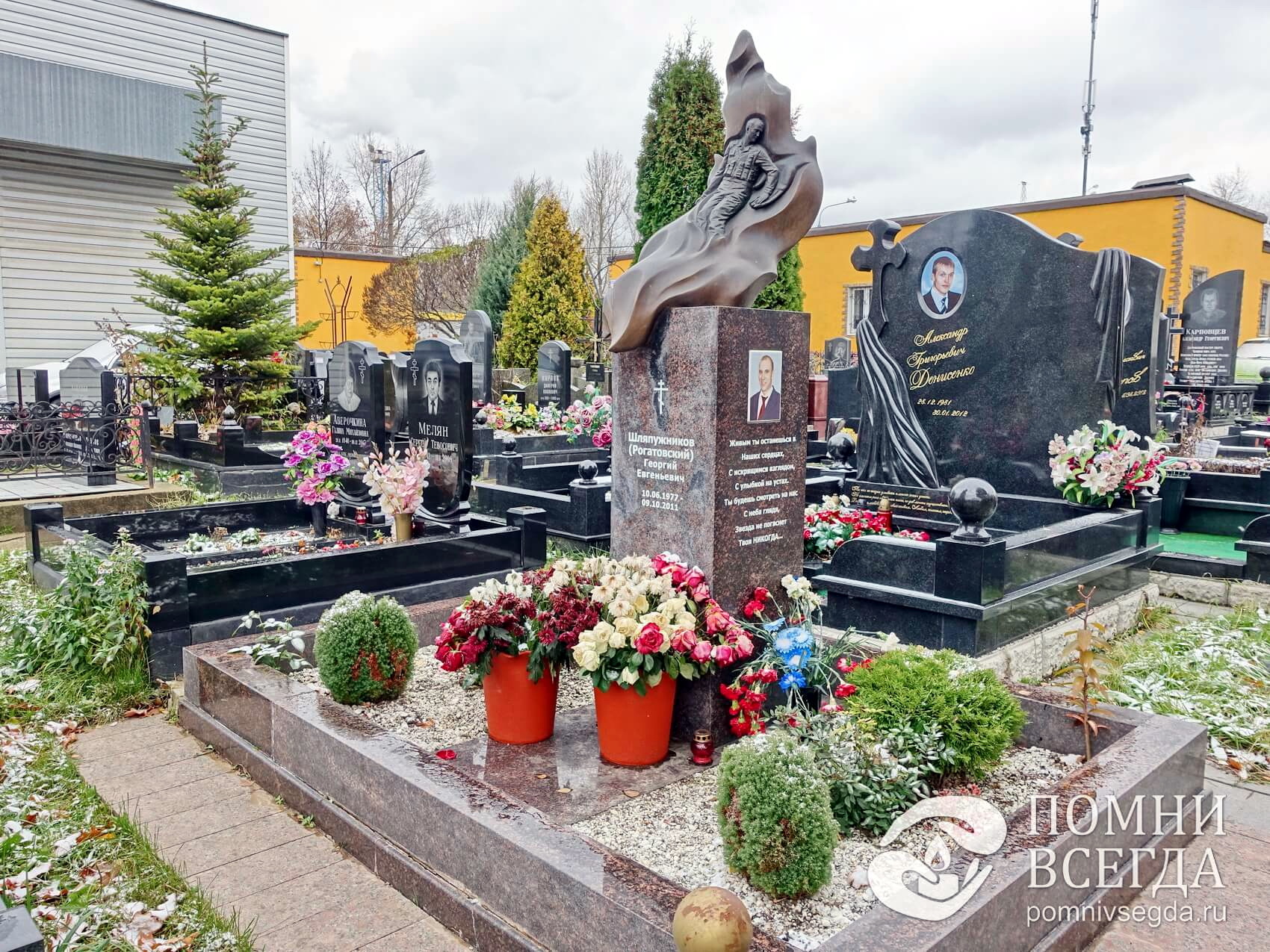 Массивное надгробье со скульптурой солдата - выбор памятника по фотографии  - Помни Всегда